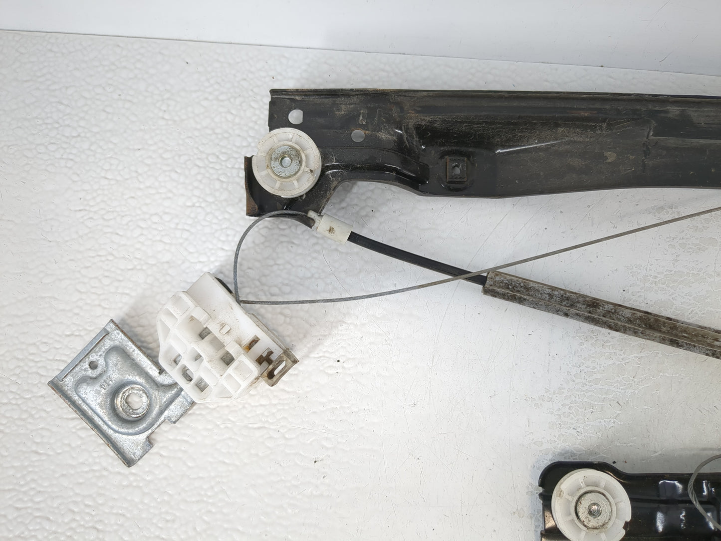 2005-2009 Saab 9-7x Driver Left Front Window Regulator - Oemusedautoparts1.com