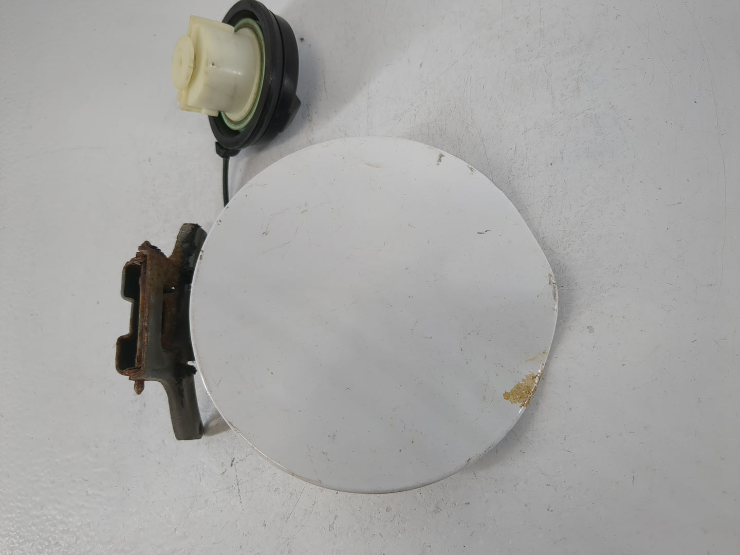 2007 Saab 9-7x Fuel Tank Door Lid Gas Tank White - Oemusedautoparts1.com