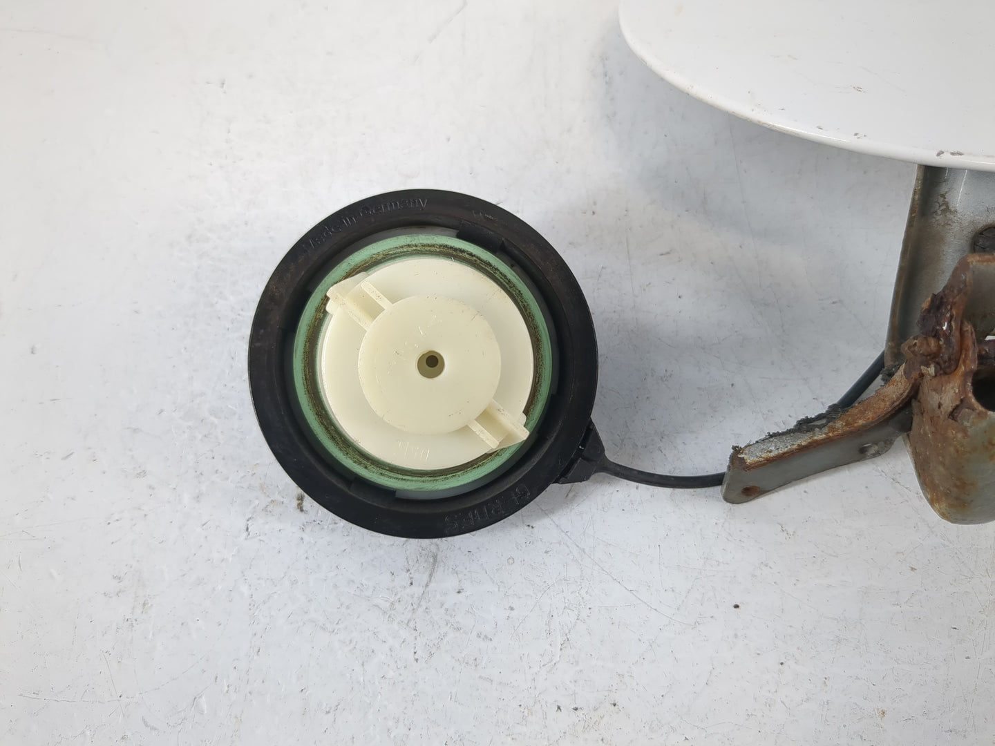 2007 Saab 9-7x Fuel Tank Door Lid Gas Tank White - Oemusedautoparts1.com