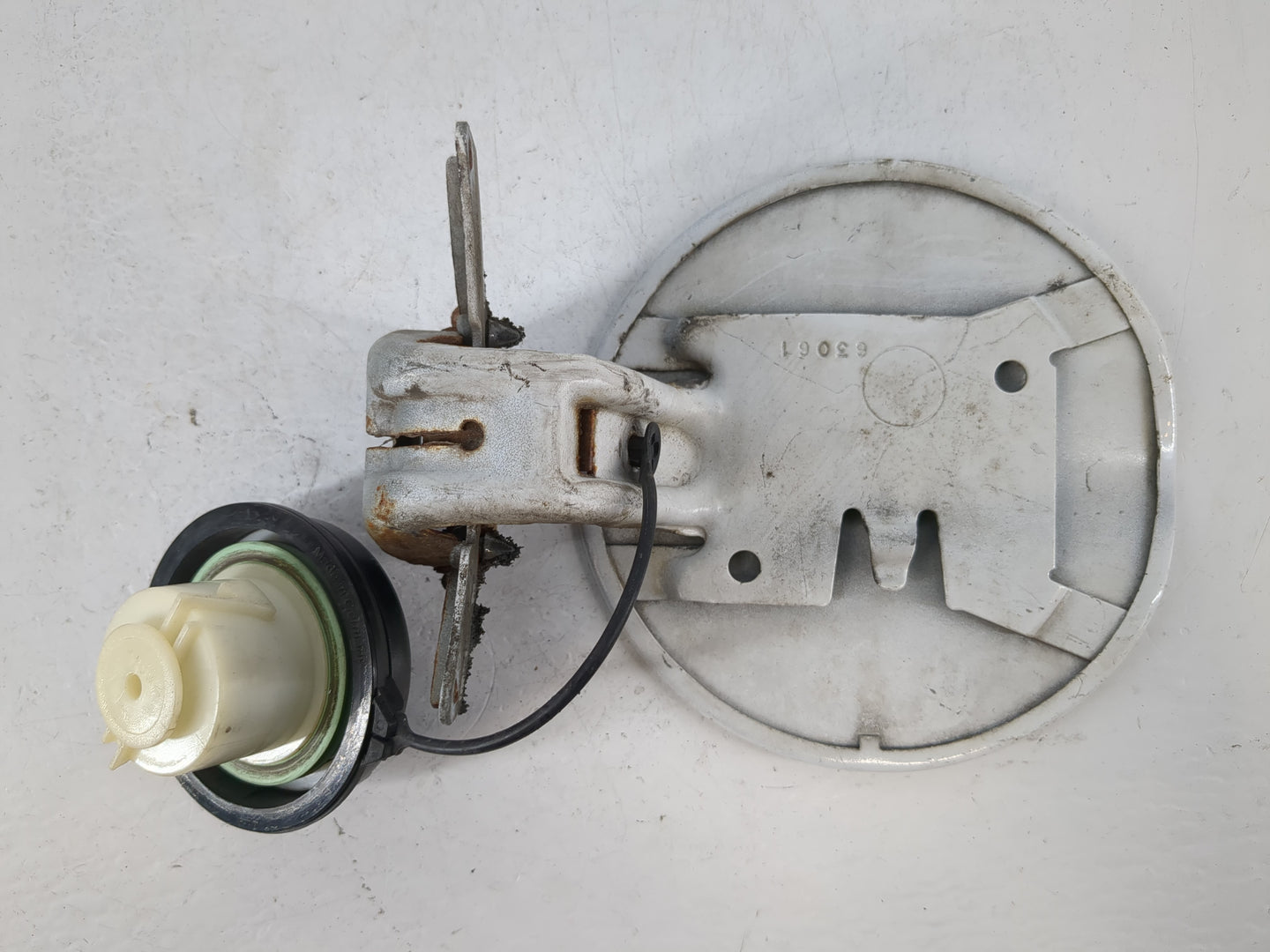 2007 Saab 9-7x Fuel Tank Door Lid Gas Tank White - Oemusedautoparts1.com