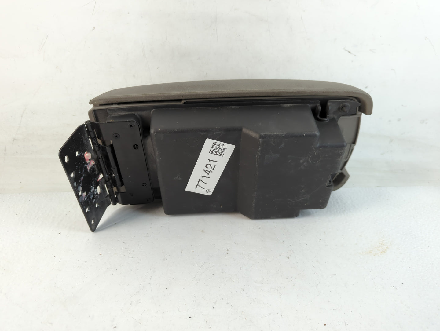 2007 Saturn Aura Center Console Armrest Cover Lid Fits OEM Used Auto Parts - Oemusedautoparts1.com