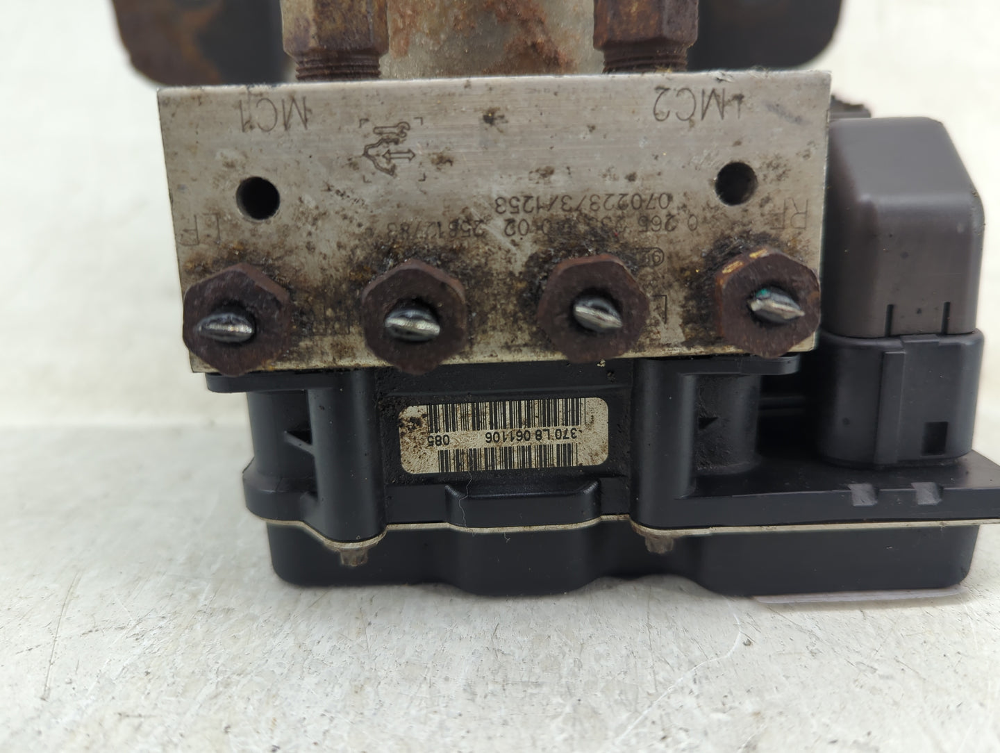 2007 Saturn Outlook ABS Pump Control Module Replacement P/N:25812783 Fits OEM Used Auto Parts - Oemusedautoparts1.com