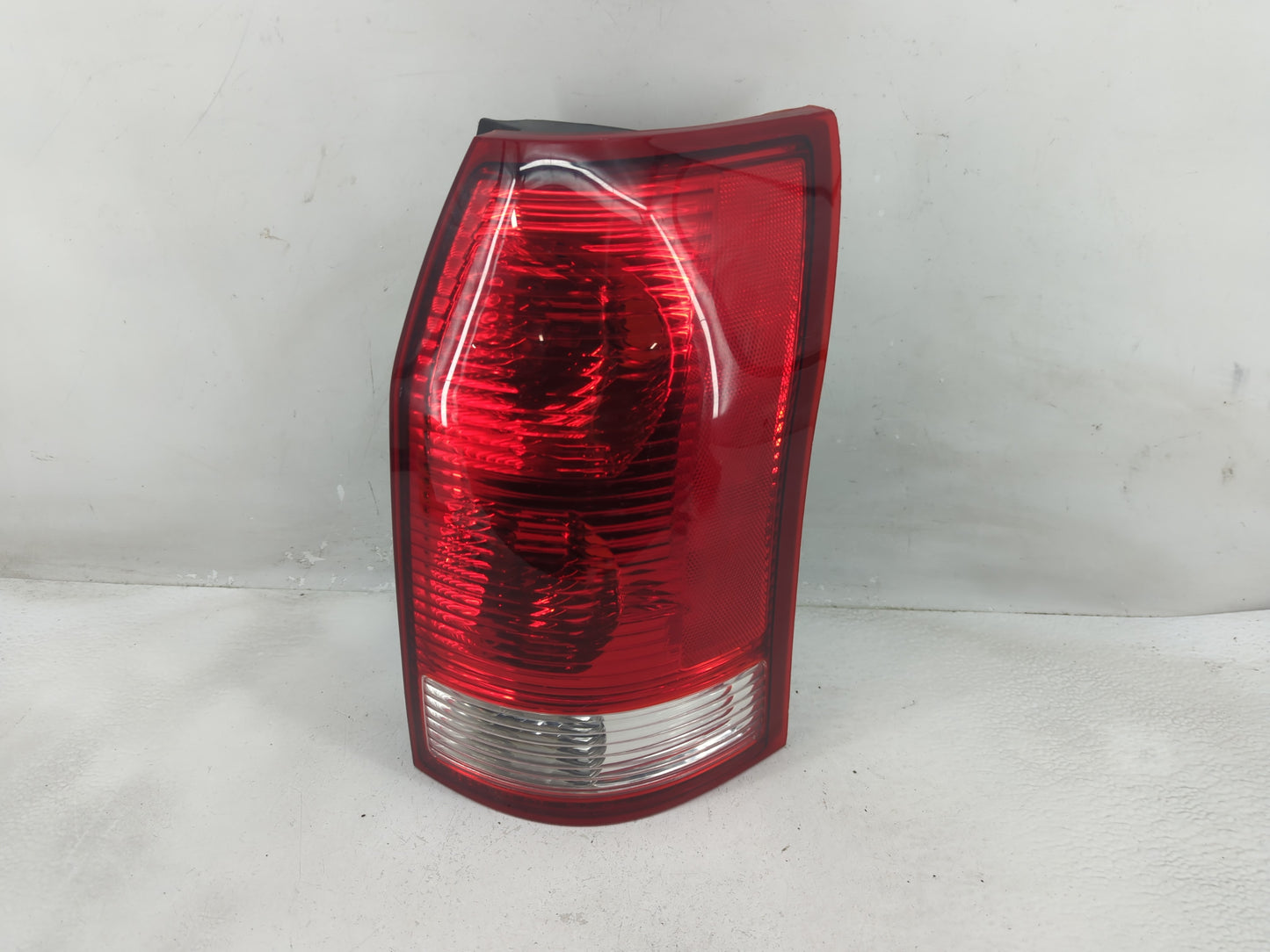 2004-2007 Saturn Vue Tail Light Assembly Passenger Right OEM Fits Fits 2004 2005 2006 2007 OEM Used Auto Parts - Oemusedauto