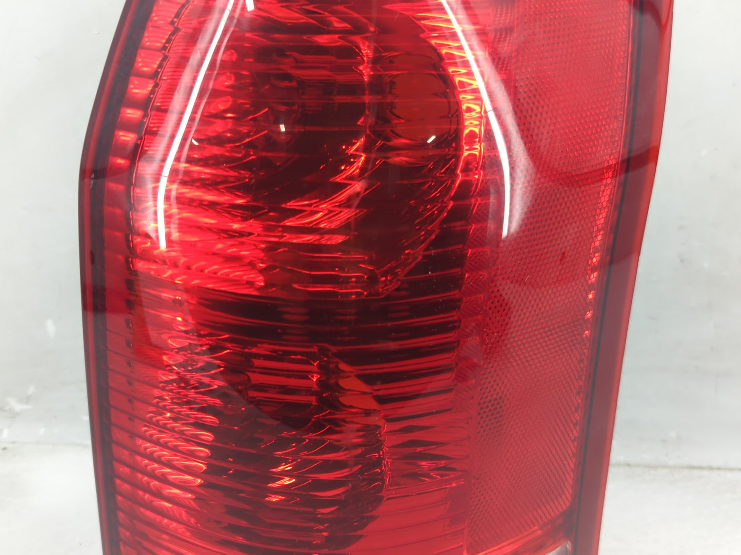2004-2007 Saturn Vue Tail Light Assembly Passenger Right OEM Fits Fits 2004 2005 2006 2007 OEM Used Auto Parts - Oemusedauto