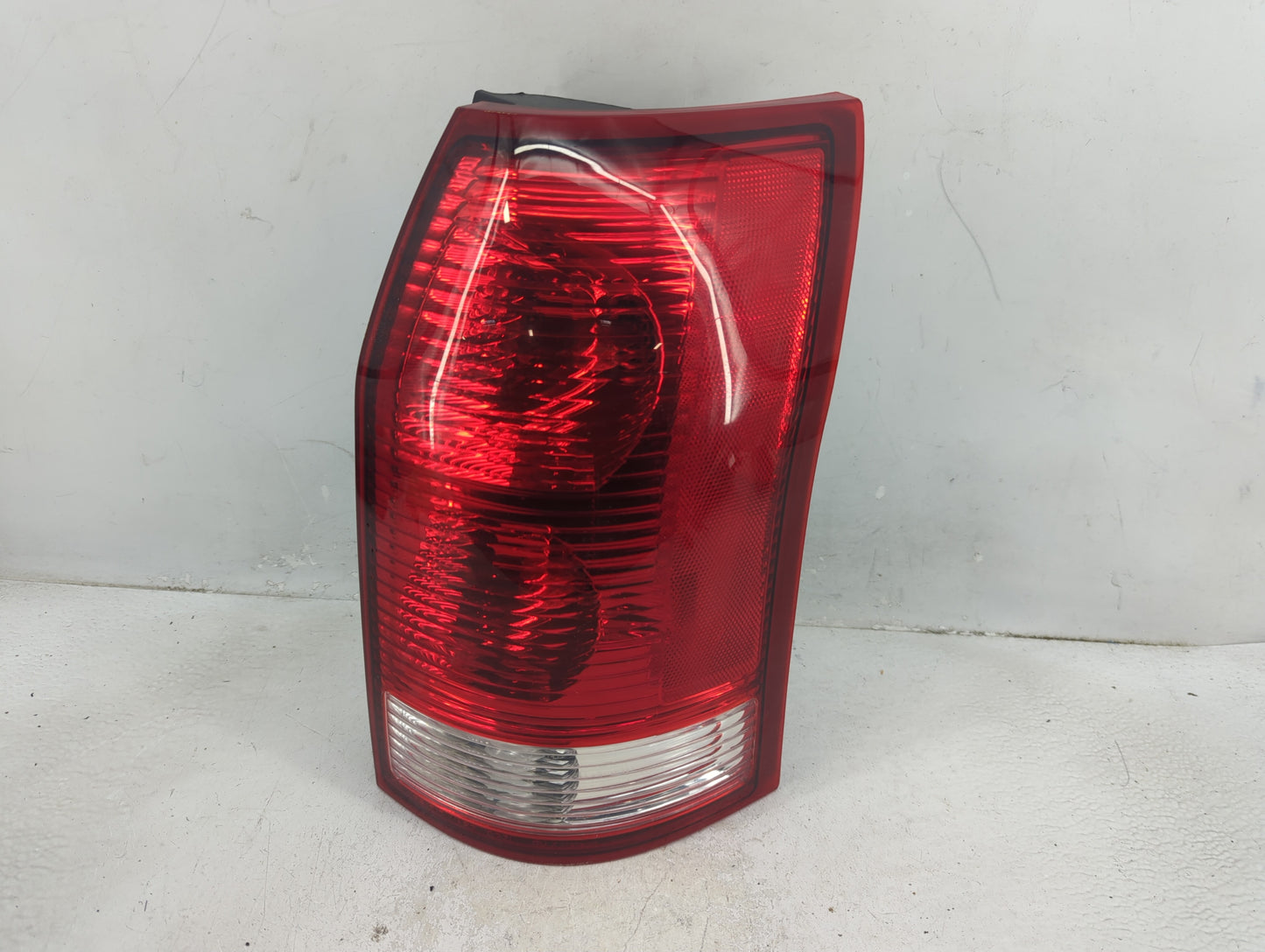2004-2007 Saturn Vue Tail Light Assembly Passenger Right OEM P/N:2GCX-13407-AC Fits Fits 2004 2005 2006 2007 OEM Used Auto P