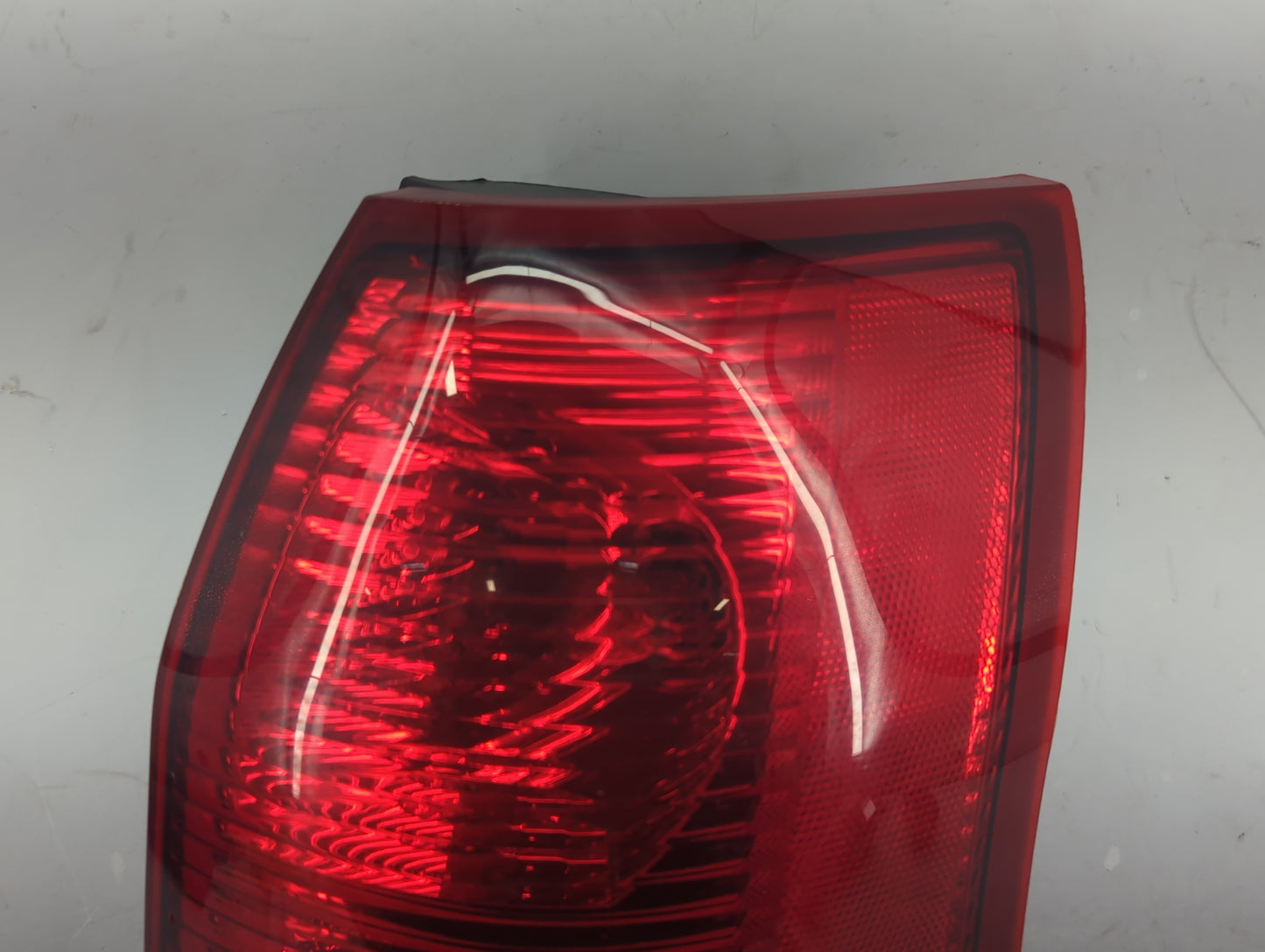 2004-2007 Saturn Vue Tail Light Assembly Passenger Right OEM P/N:2GCX-13407-AC Fits Fits 2004 2005 2006 2007 OEM Used Auto P