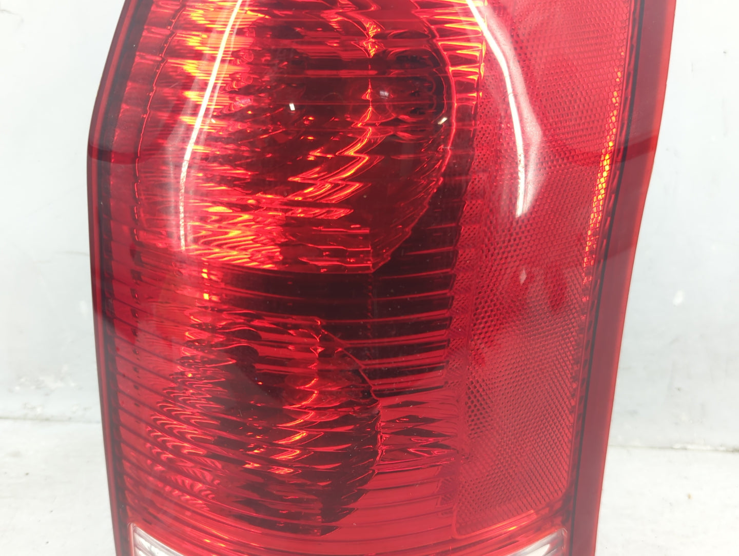 2004-2007 Saturn Vue Tail Light Assembly Passenger Right OEM P/N:2GCX-13407-AC Fits Fits 2004 2005 2006 2007 OEM Used Auto P