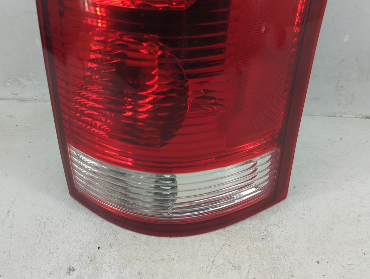 2004-2007 Saturn Vue Tail Light Assembly Passenger Right OEM P/N:2GCX-13407-AC Fits Fits 2004 2005 2006 2007 OEM Used Auto P