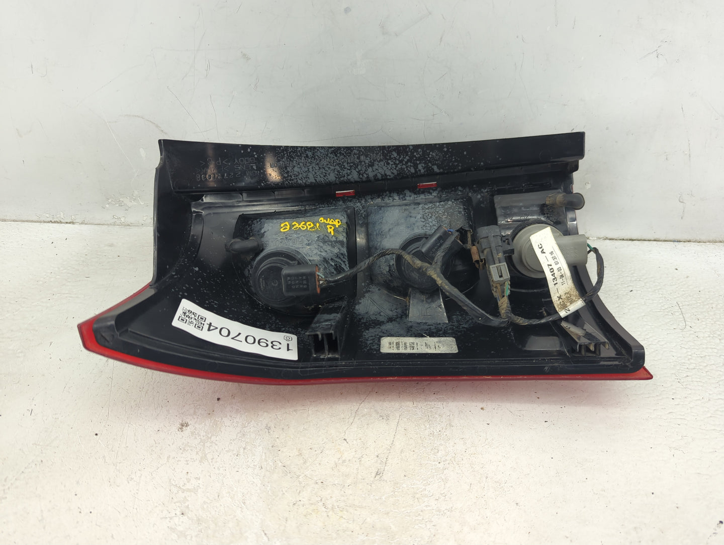 2004-2007 Saturn Vue Tail Light Assembly Passenger Right OEM P/N:2GCX-13407-AC Fits Fits 2004 2005 2006 2007 OEM Used Auto P