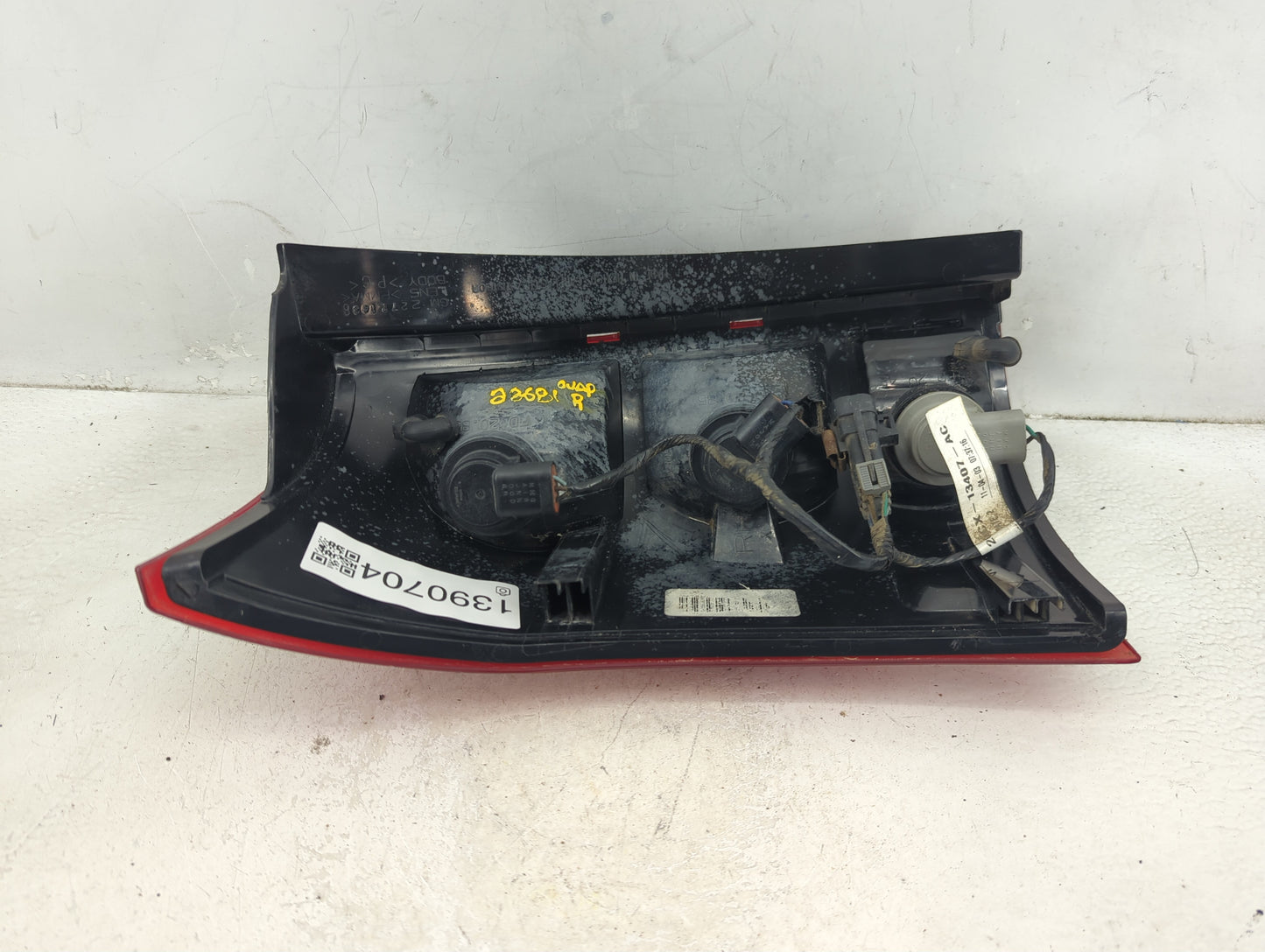 2004-2007 Saturn Vue Tail Light Assembly Passenger Right OEM P/N:2GCX-13407-AC Fits Fits 2004 2005 2006 2007 OEM Used Auto P
