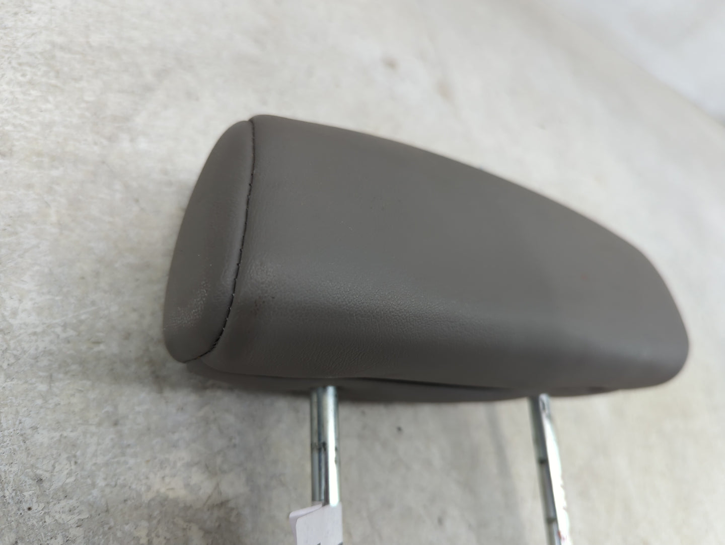 2003-2007 Saturn Vue Headrest Head Rest Rear Center Seat Fits Fits 2003 2004 2005 2006 2007 OEM Used Auto Parts - Oemusedaut