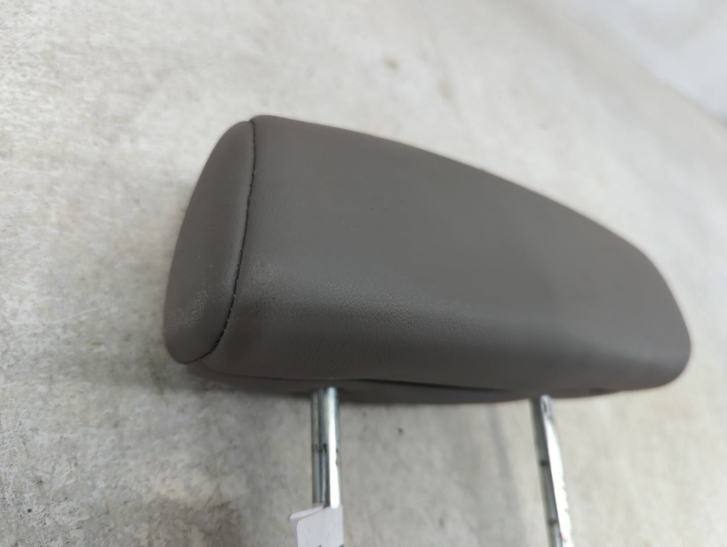 2003-2007 Saturn Vue Headrest Head Rest Rear Center Seat Fits Fits 2003 2004 2005 2006 2007 OEM Used Auto Parts - Oemusedaut