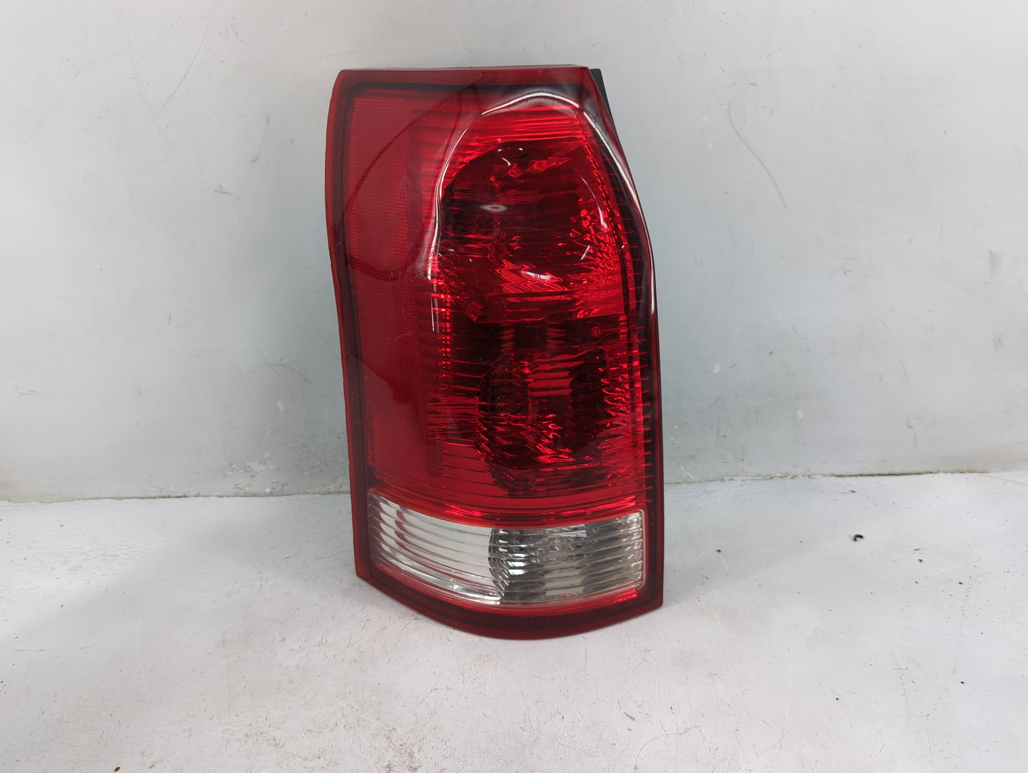 2004-2007 Saturn Vue Tail Light Assembly Driver Left OEM P/N:2GCX-13407-AC Fits Fits 2004 2005 2006 2007 OEM Used Auto Parts
