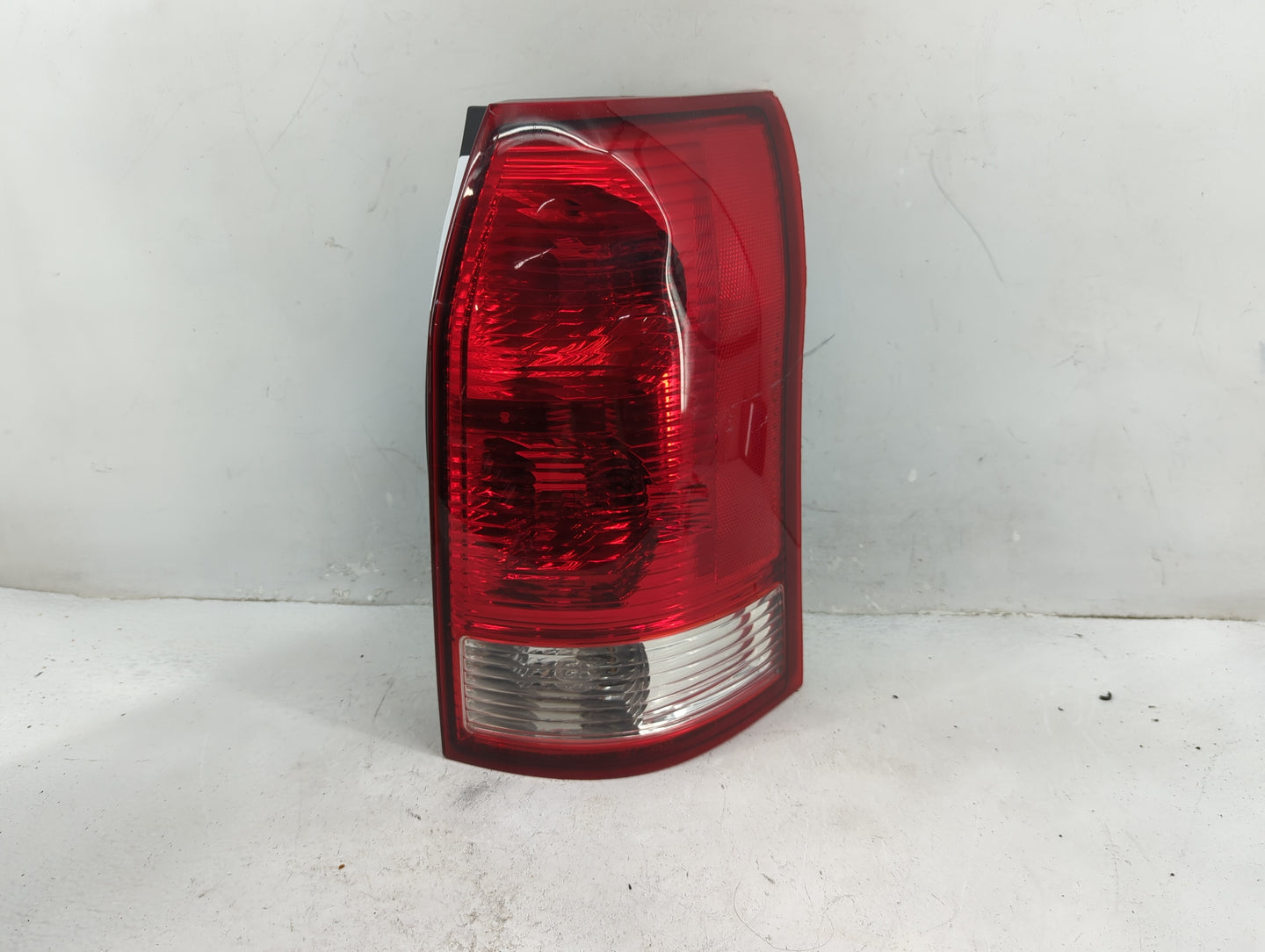 2004-2007 Saturn Vue Tail Light Assembly Passenger Right OEM P/N:2GCX-13407-AC Fits Fits 2004 2005 2006 2007 OEM Used Auto P