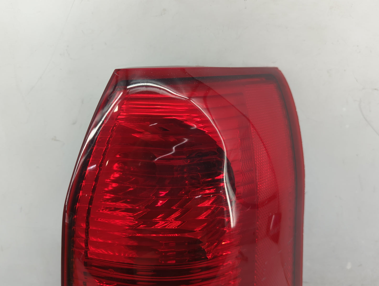 2004-2007 Saturn Vue Tail Light Assembly Passenger Right OEM P/N:2GCX-13407-AC Fits Fits 2004 2005 2006 2007 OEM Used Auto P