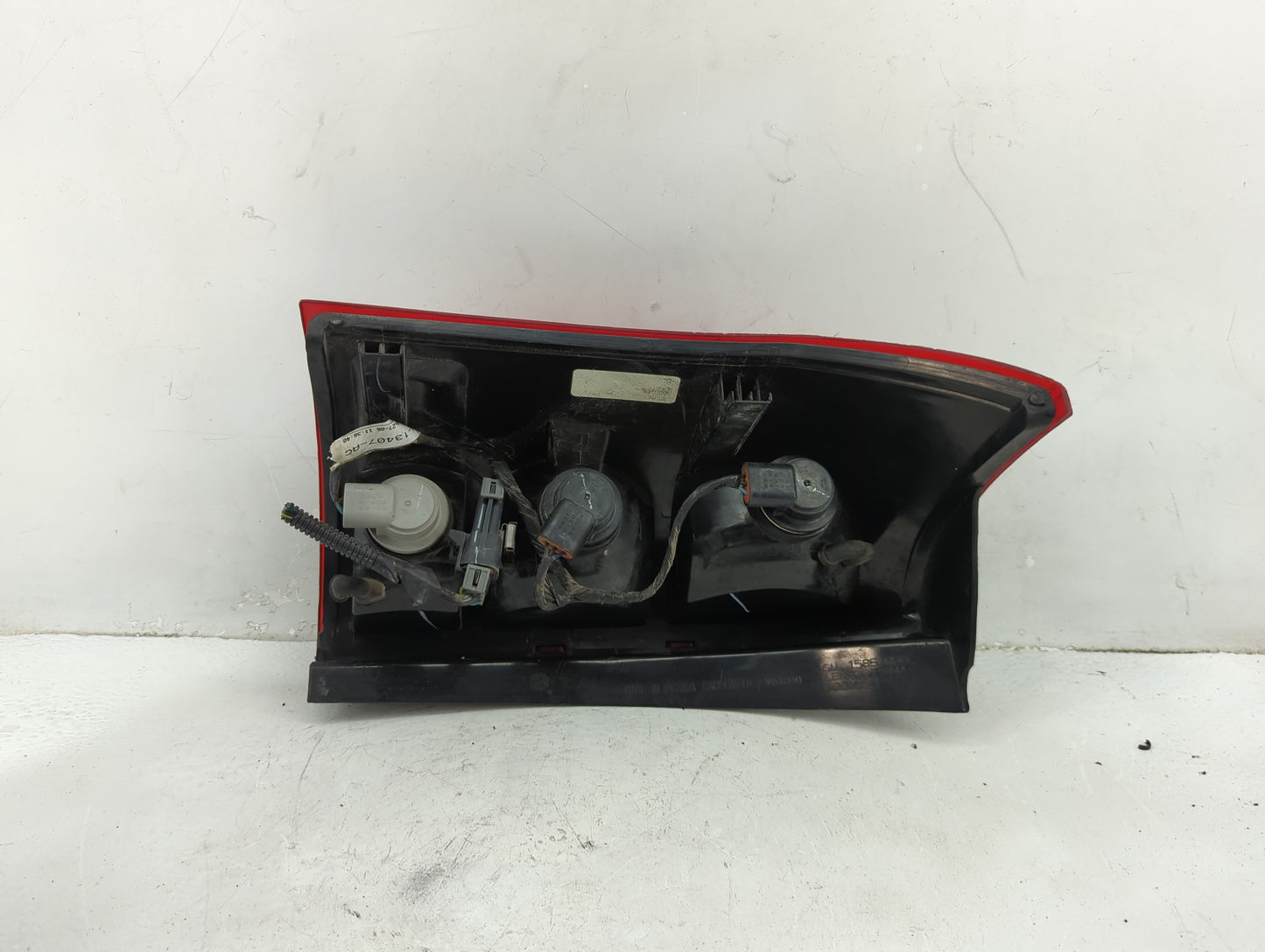 2004-2007 Saturn Vue Tail Light Assembly Passenger Right OEM P/N:2GCX-13407-AC Fits Fits 2004 2005 2006 2007 OEM Used Auto P