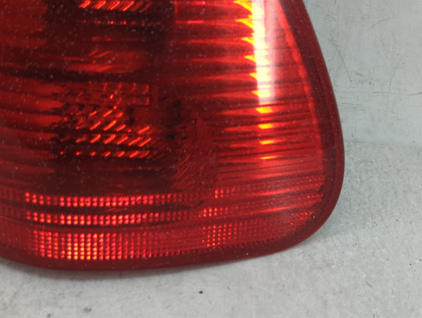2004-2007 Saturn Vue Tail Light Assembly Passenger Right OEM Fits Fits 2004 2005 2006 2007 OEM Used Auto Parts - Oemusedauto