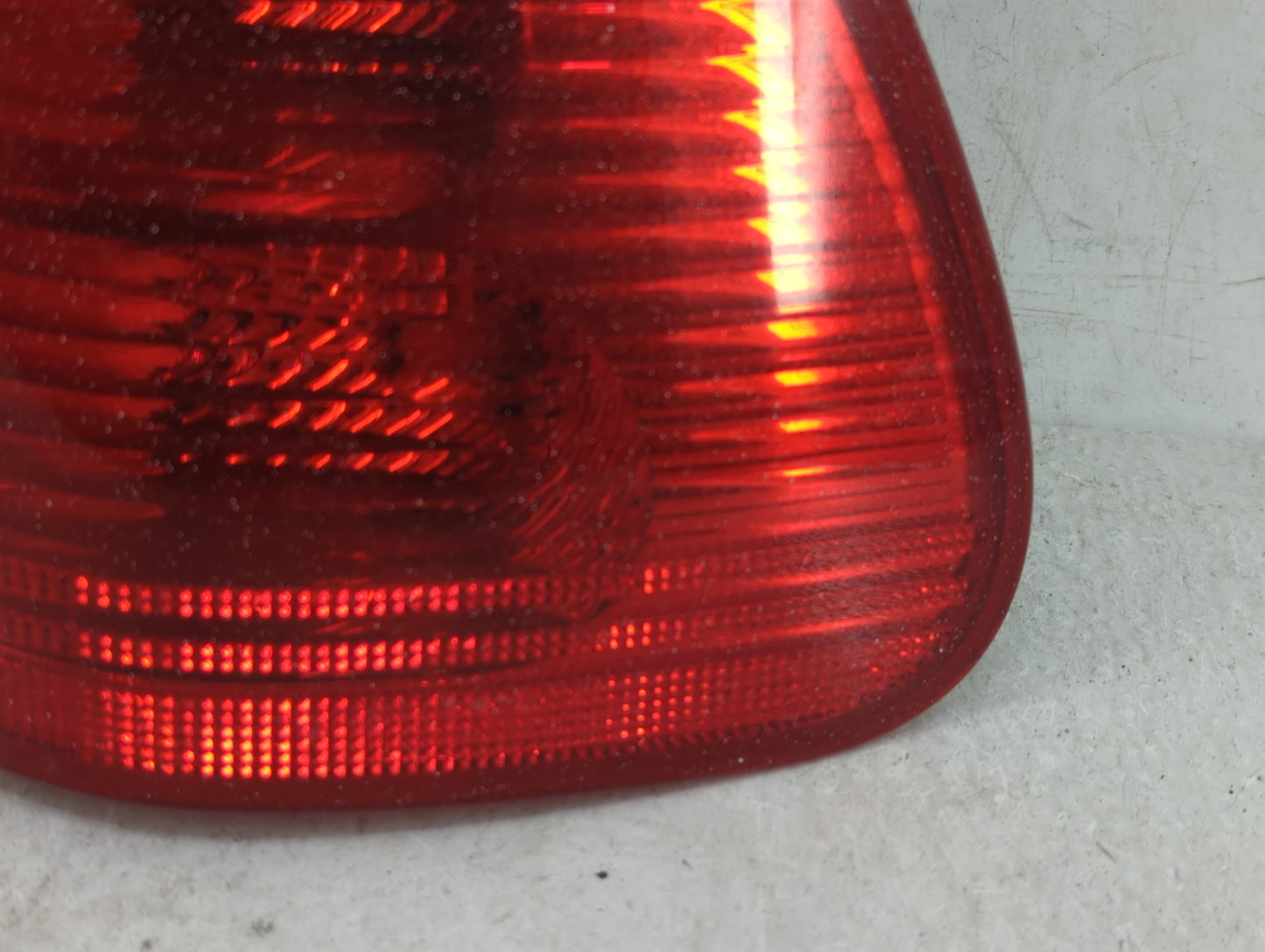 2004-2007 Saturn Vue Tail Light Assembly Passenger Right OEM Fits Fits 2004 2005 2006 2007 OEM Used Auto Parts - Oemusedauto