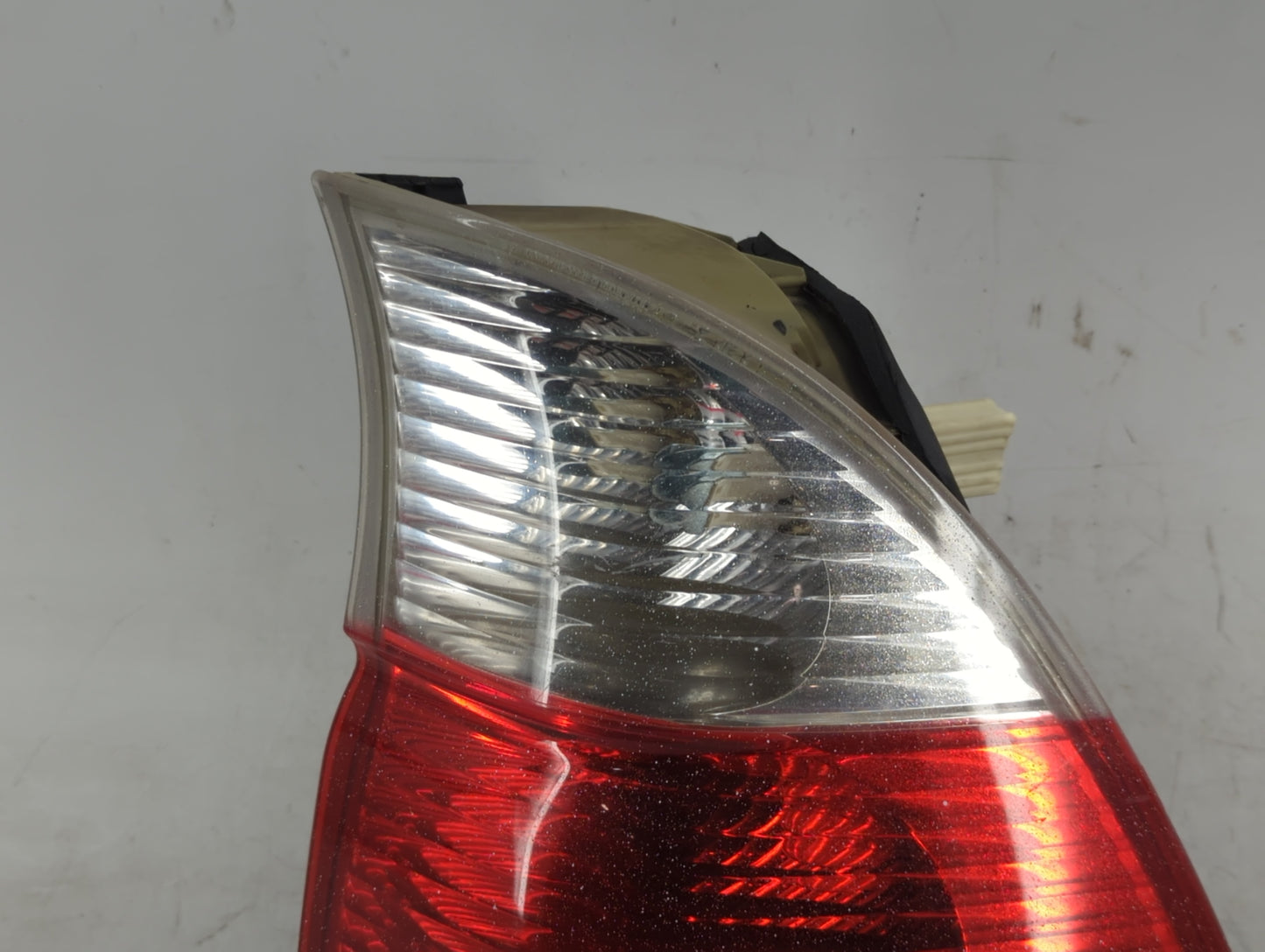 2004-2007 Saturn Vue Tail Light Assembly Passenger Right OEM Fits Fits 2004 2005 2006 2007 OEM Used Auto Parts - Oemusedauto