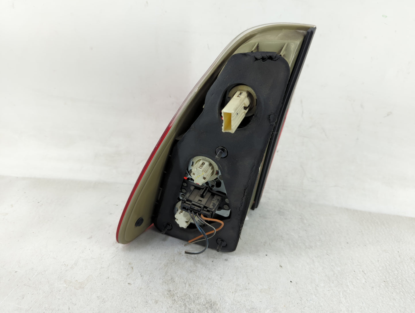 2004-2007 Saturn Vue Tail Light Assembly Passenger Right OEM Fits Fits 2004 2005 2006 2007 OEM Used Auto Parts - Oemusedauto