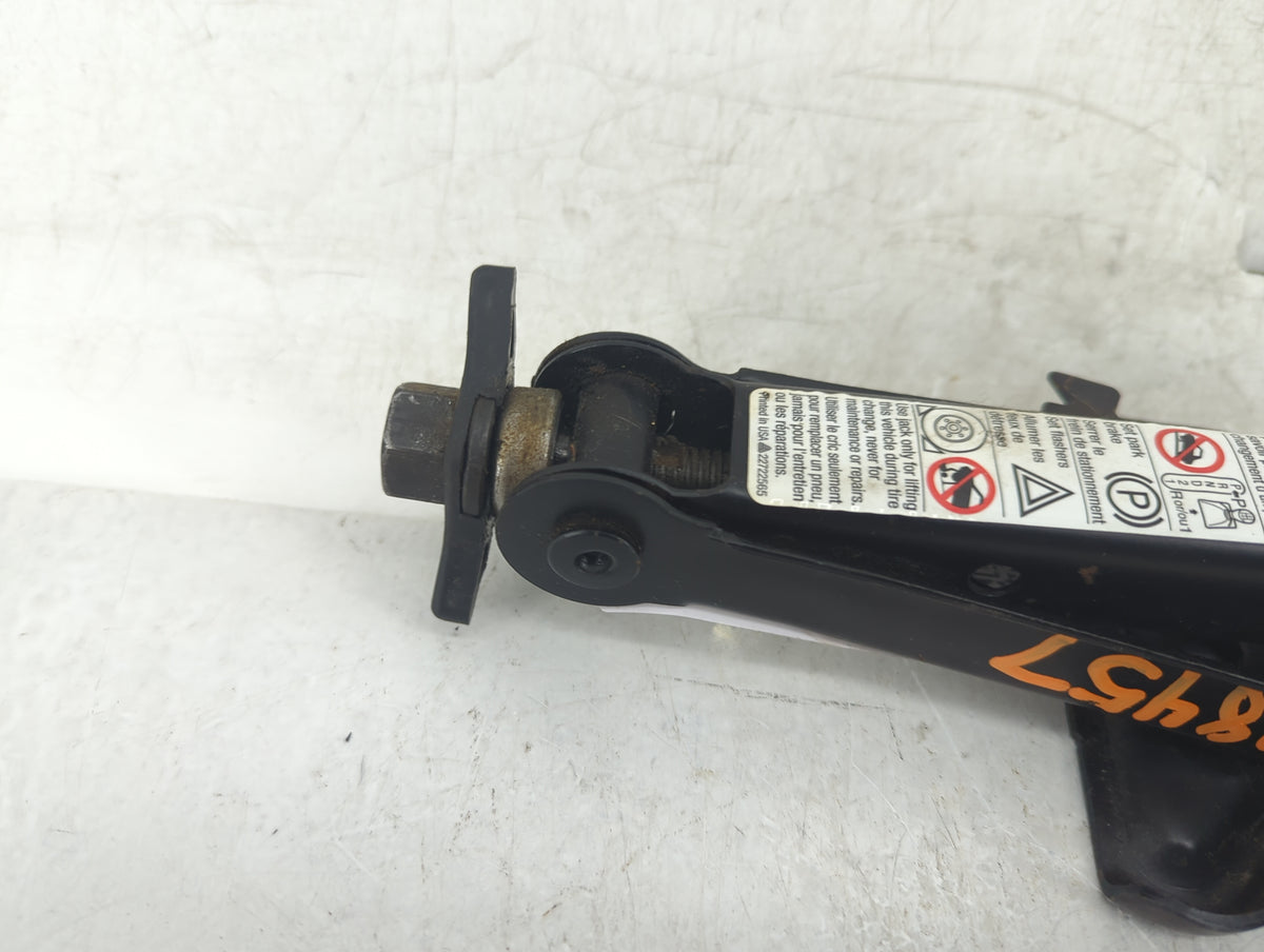 2007 Saturn Vue Spare Scissor Car Jack - Oemusedautoparts1.com