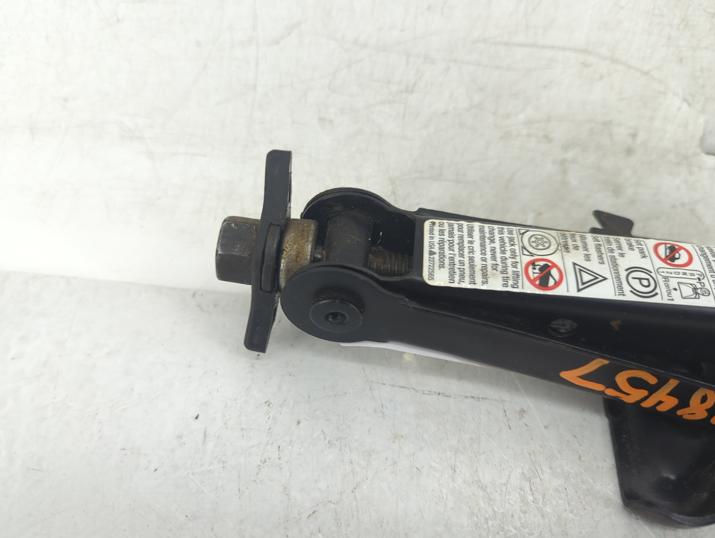 2007 Saturn Vue Spare Scissor Car Jack - Oemusedautoparts1.com