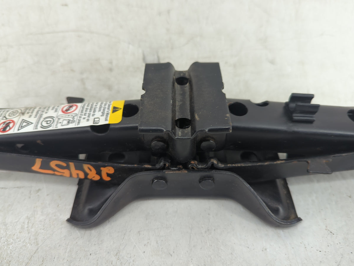 2007 Saturn Vue Spare Scissor Car Jack - Oemusedautoparts1.com