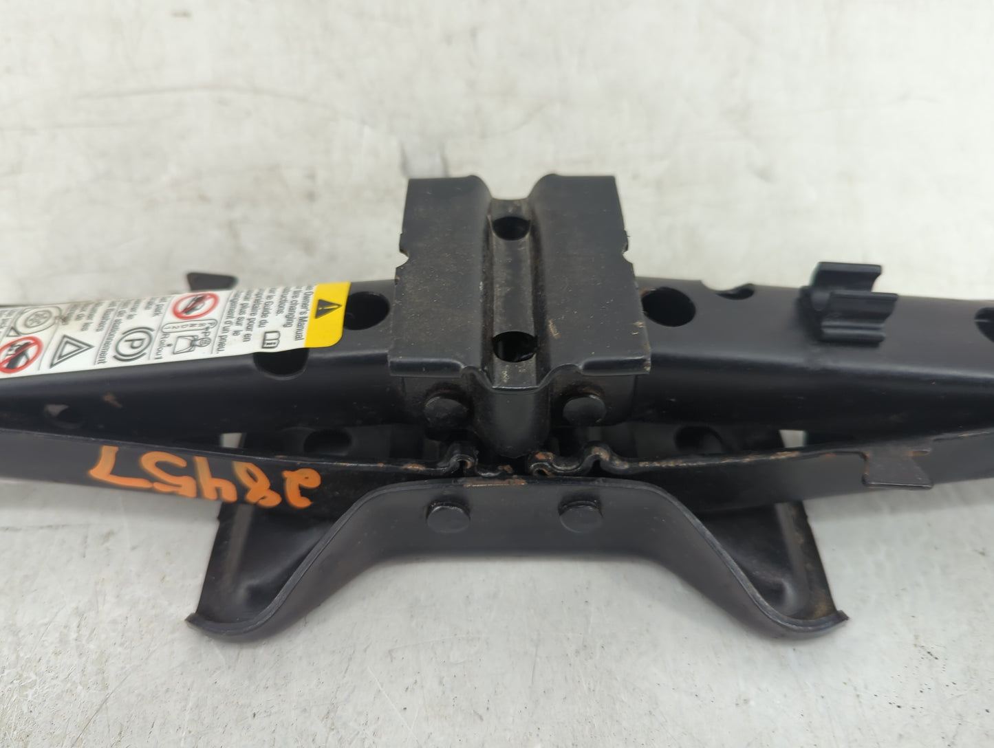 2007 Saturn Vue Spare Scissor Car Jack - Oemusedautoparts1.com