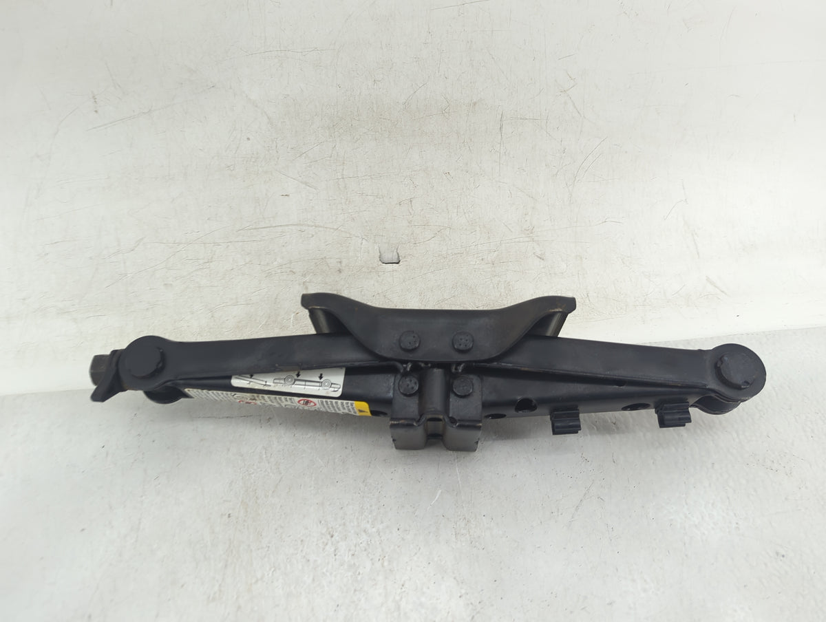 2007 Saturn Vue Spare Scissor Car Jack - Oemusedautoparts1.com