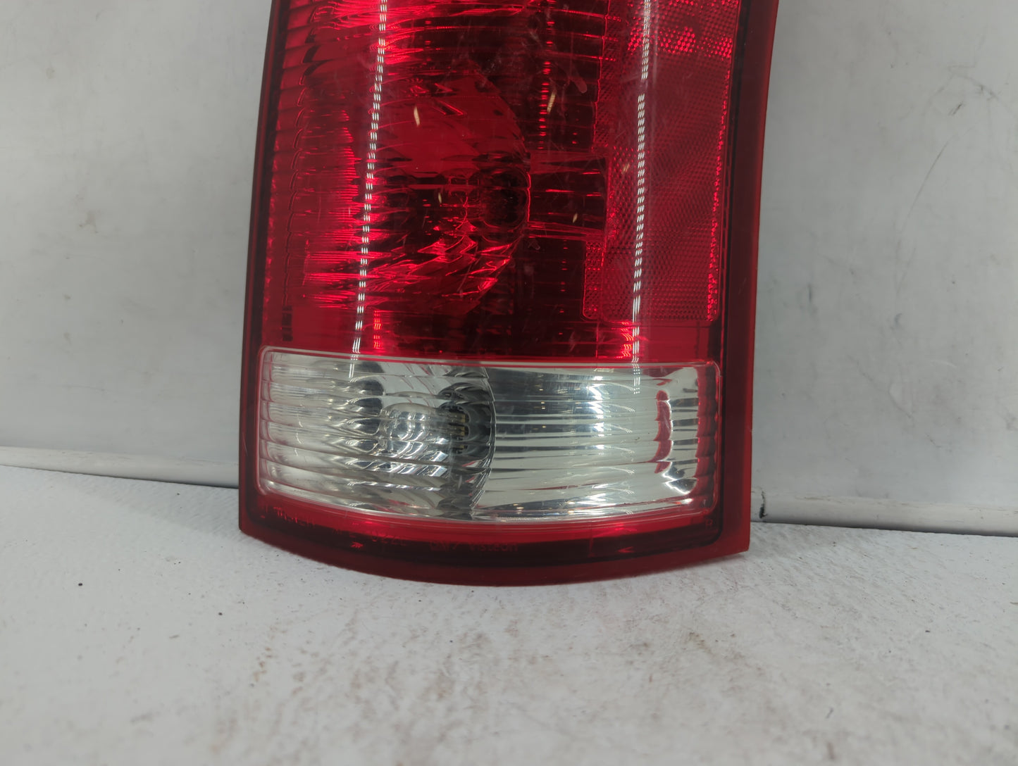 2004-2007 Saturn Vue Tail Light Assembly Passenger Right OEM P/N:15851056 22711438 Fits Fits 2004 2005 2006 2007 OEM Used Au