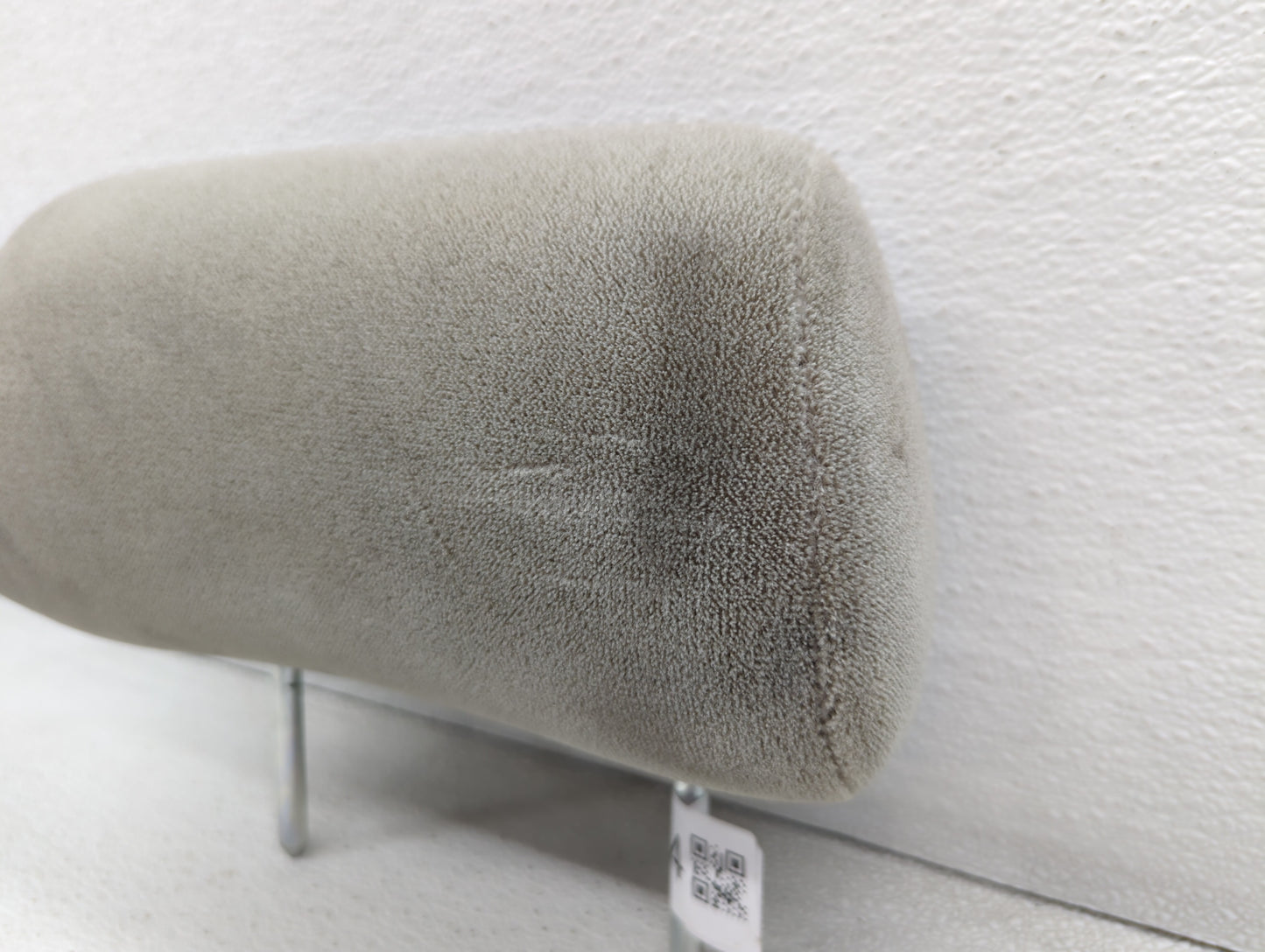2006-2007 Saturn Vue Headrest Head Rest Rear Center Seat Fits Fits 2006 2007 OEM Used Auto Parts - Oemusedautoparts1.com