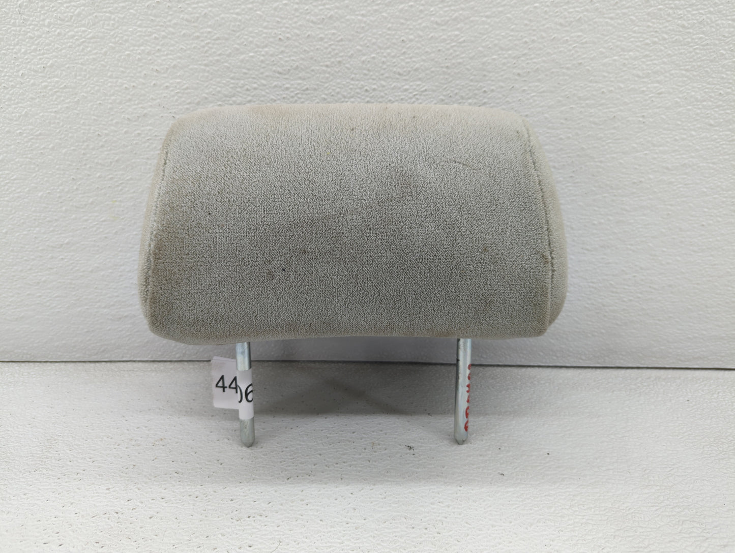 2006-2007 Saturn Vue Headrest Head Rest Rear Center Seat Fits Fits 2006 2007 OEM Used Auto Parts - Oemusedautoparts1.com