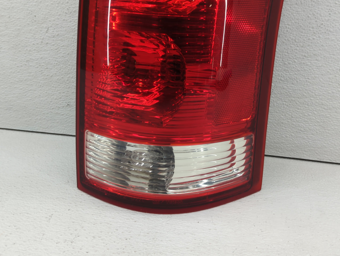 2004-2007 Saturn Vue Tail Light Assembly Passenger Right OEM P/N:15851056 22711438 Fits Fits 2004 2005 2006 2007 OEM Used Au