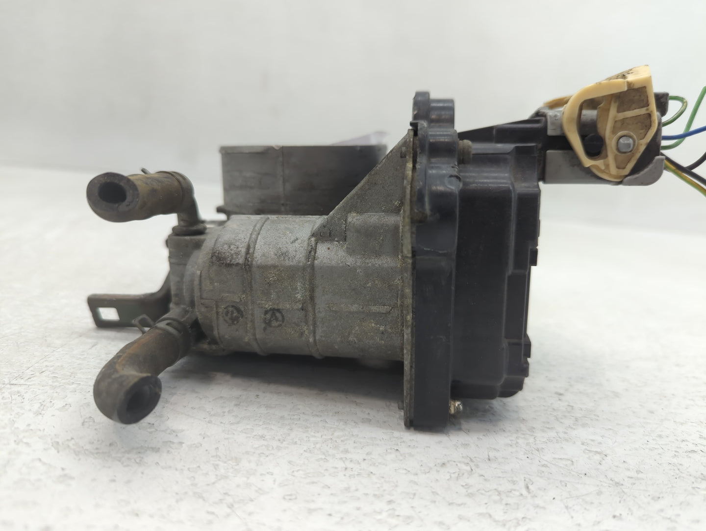 2007 Saturn Vue Throttle Body P/N:RMM65601 Fits Fits 2006 2008 OEM Used Auto Parts - Oemusedautoparts1.com