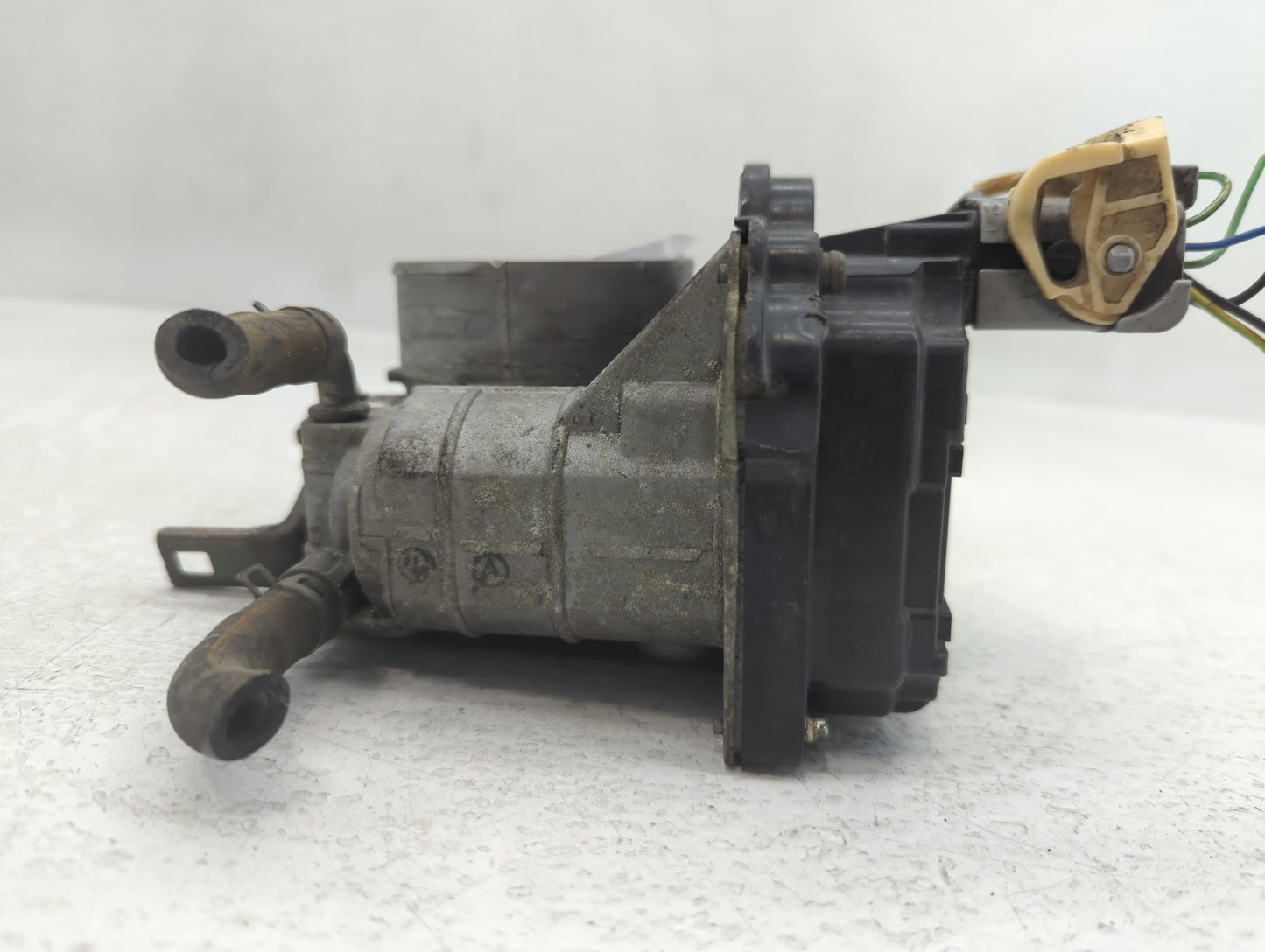 2007 Saturn Vue Throttle Body P/N:RMM65601 Fits Fits 2006 2008 OEM Used Auto Parts - Oemusedautoparts1.com