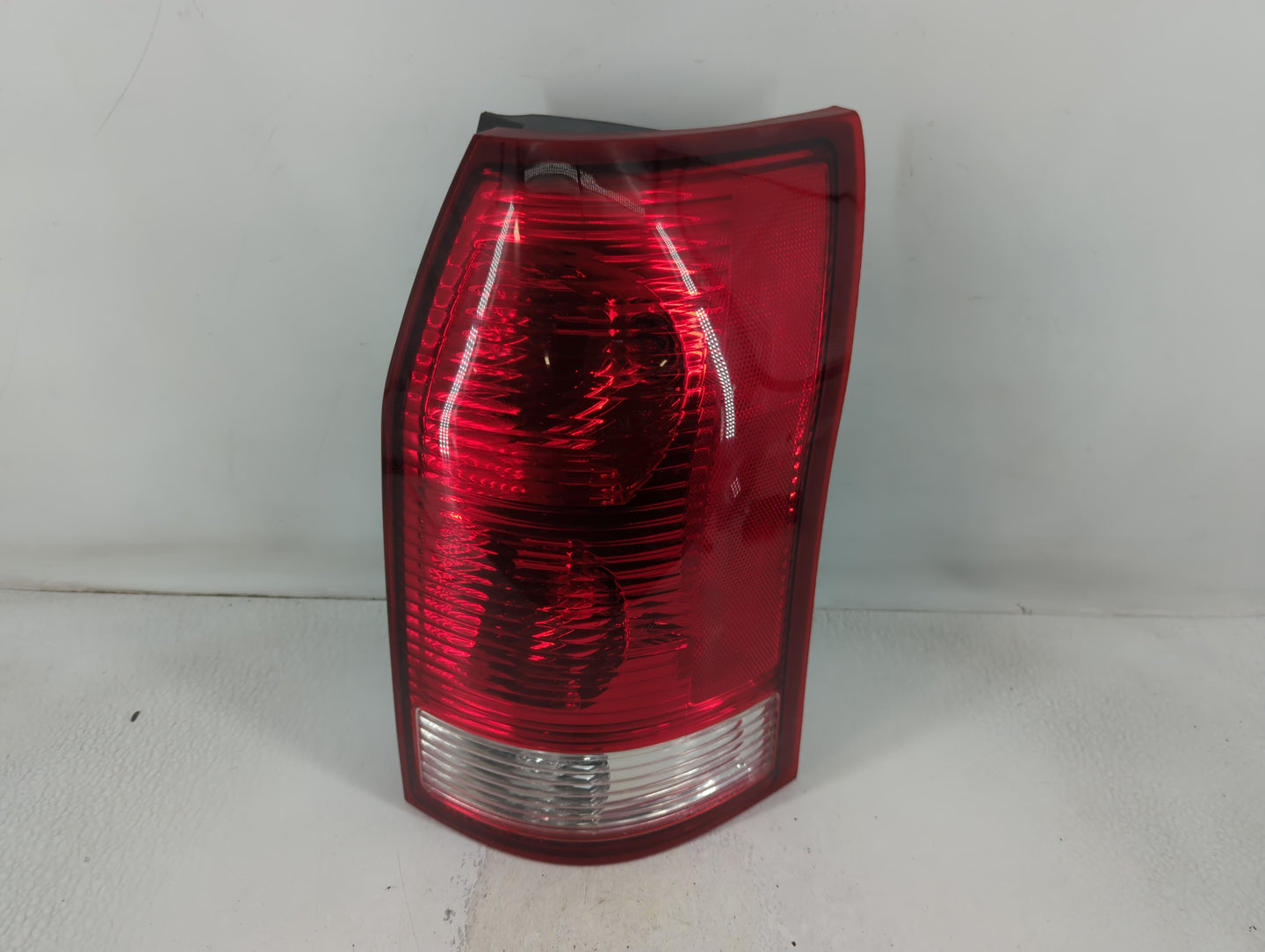 2004-2007 Saturn Vue Tail Light Assembly Passenger Right OEM P/N:15851056 Fits Fits 2004 2005 2006 2007 OEM Used Auto Parts 