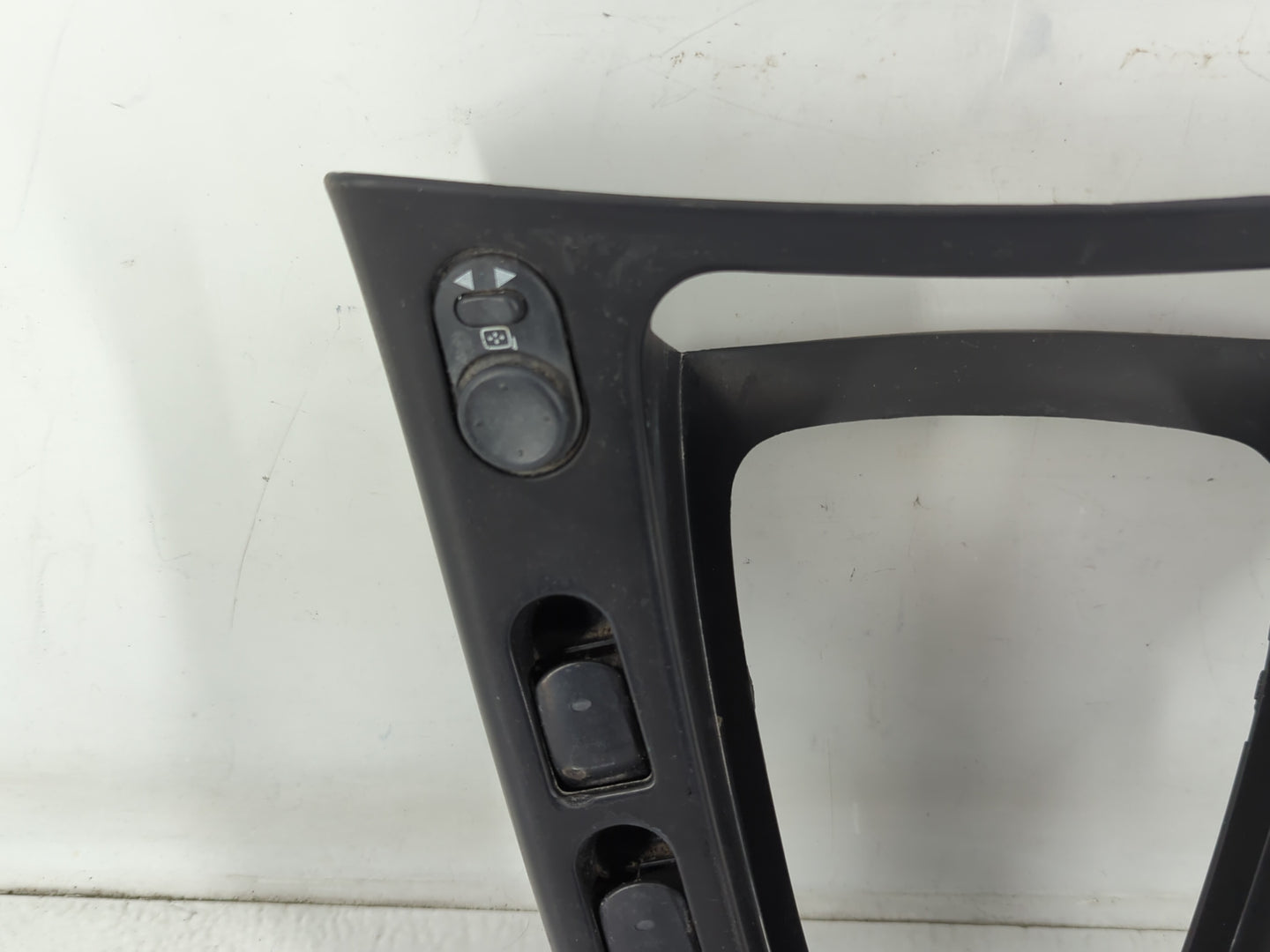 2007 Saturn Vue Radio Climate Panel Bezel - Oemusedautoparts1.com