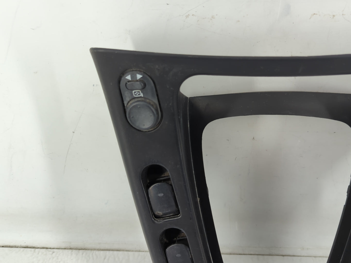 2007 Saturn Vue Radio Climate Panel Bezel - Oemusedautoparts1.com