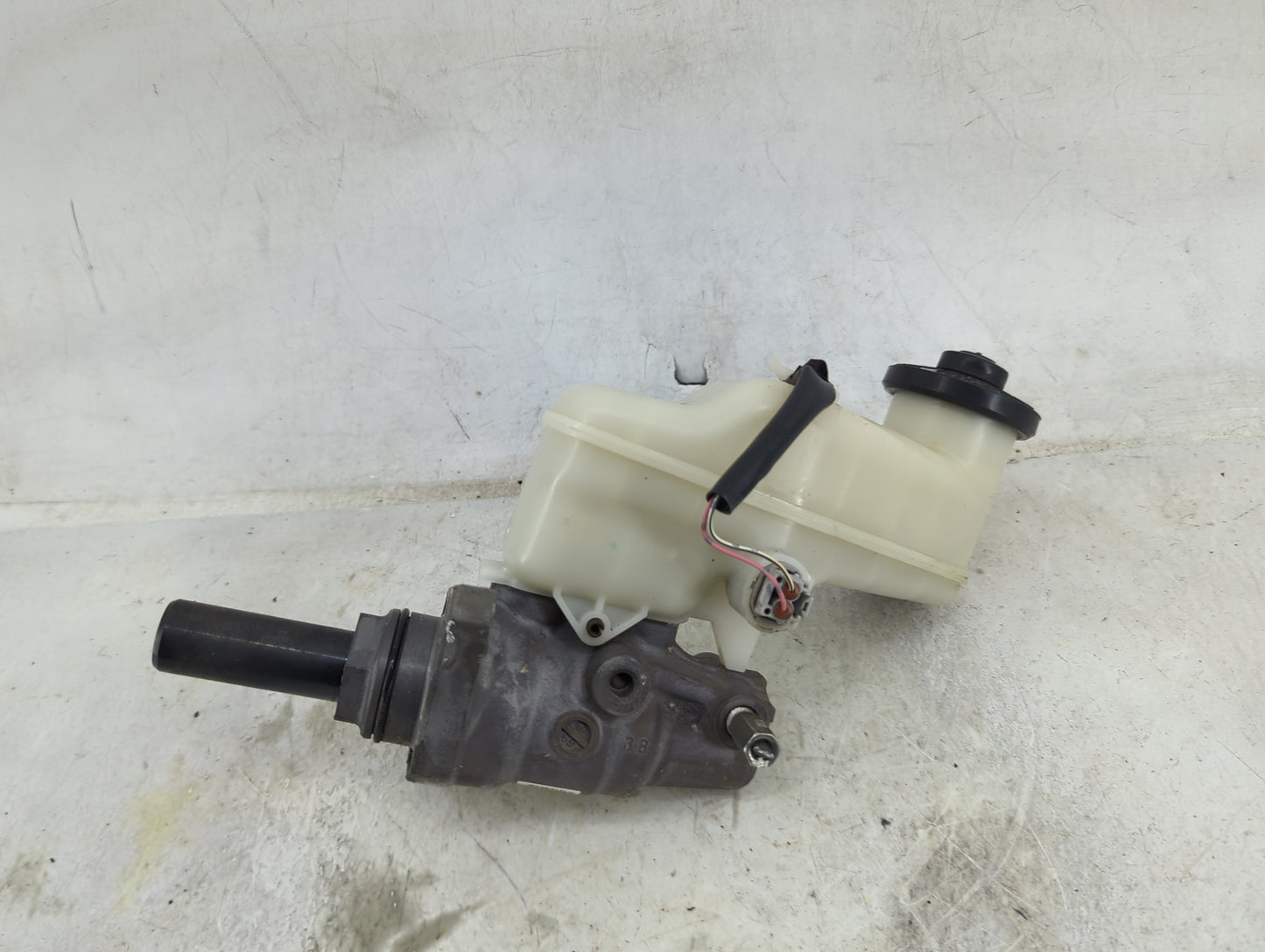 2005-2007 Toyota Avalon Brake Master Cylinder 1490870 - Oemusedautoparts1.com