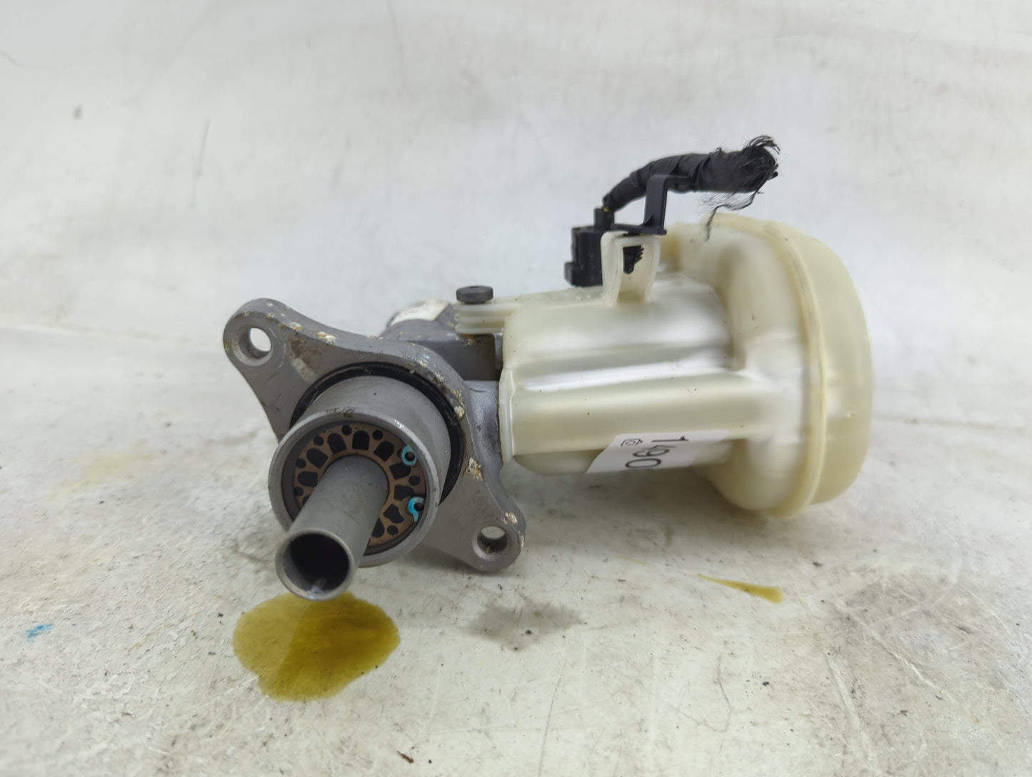 2005-2007 Toyota Avalon Brake Master Cylinder 1490871 - Oemusedautoparts1.com