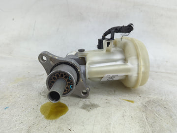 2005-2007 Toyota Avalon Brake Master Cylinder 1490871 - Oemusedautoparts1.com
