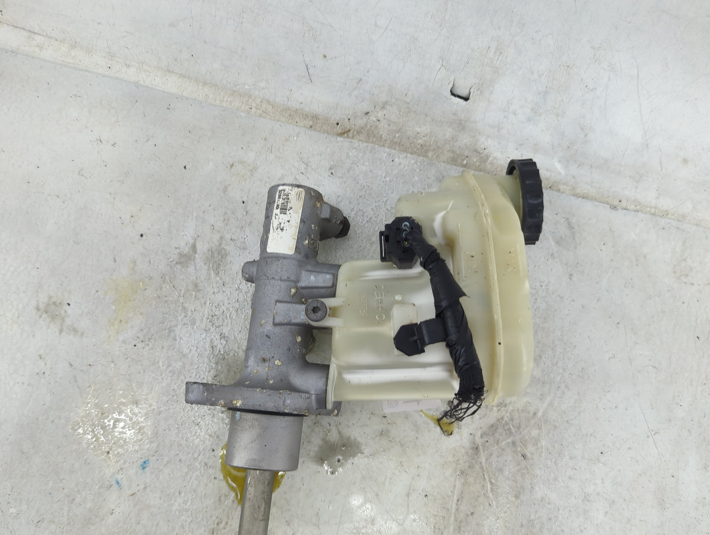 2005-2007 Toyota Avalon Brake Master Cylinder 1490871 - Oemusedautoparts1.com