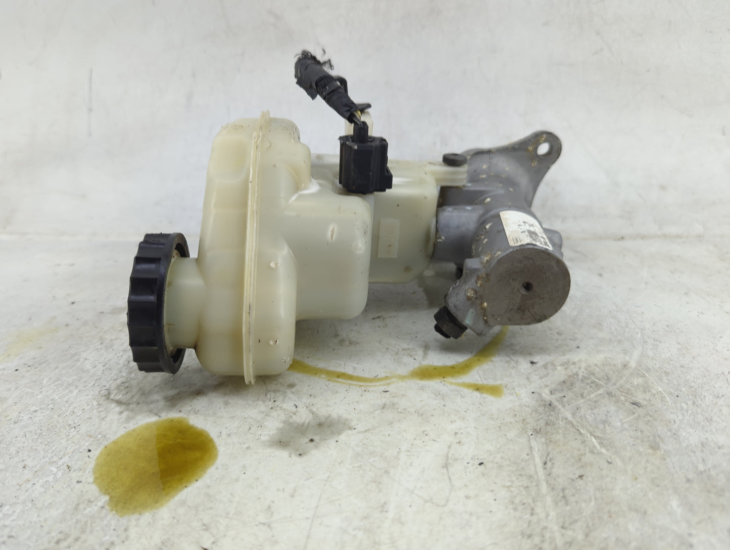 2005-2007 Toyota Avalon Brake Master Cylinder 1490871 - Oemusedautoparts1.com