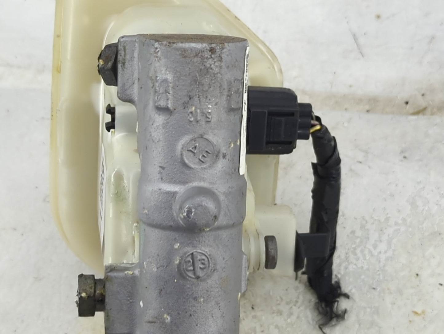 2005-2007 Toyota Avalon Brake Master Cylinder 1490871 - Oemusedautoparts1.com