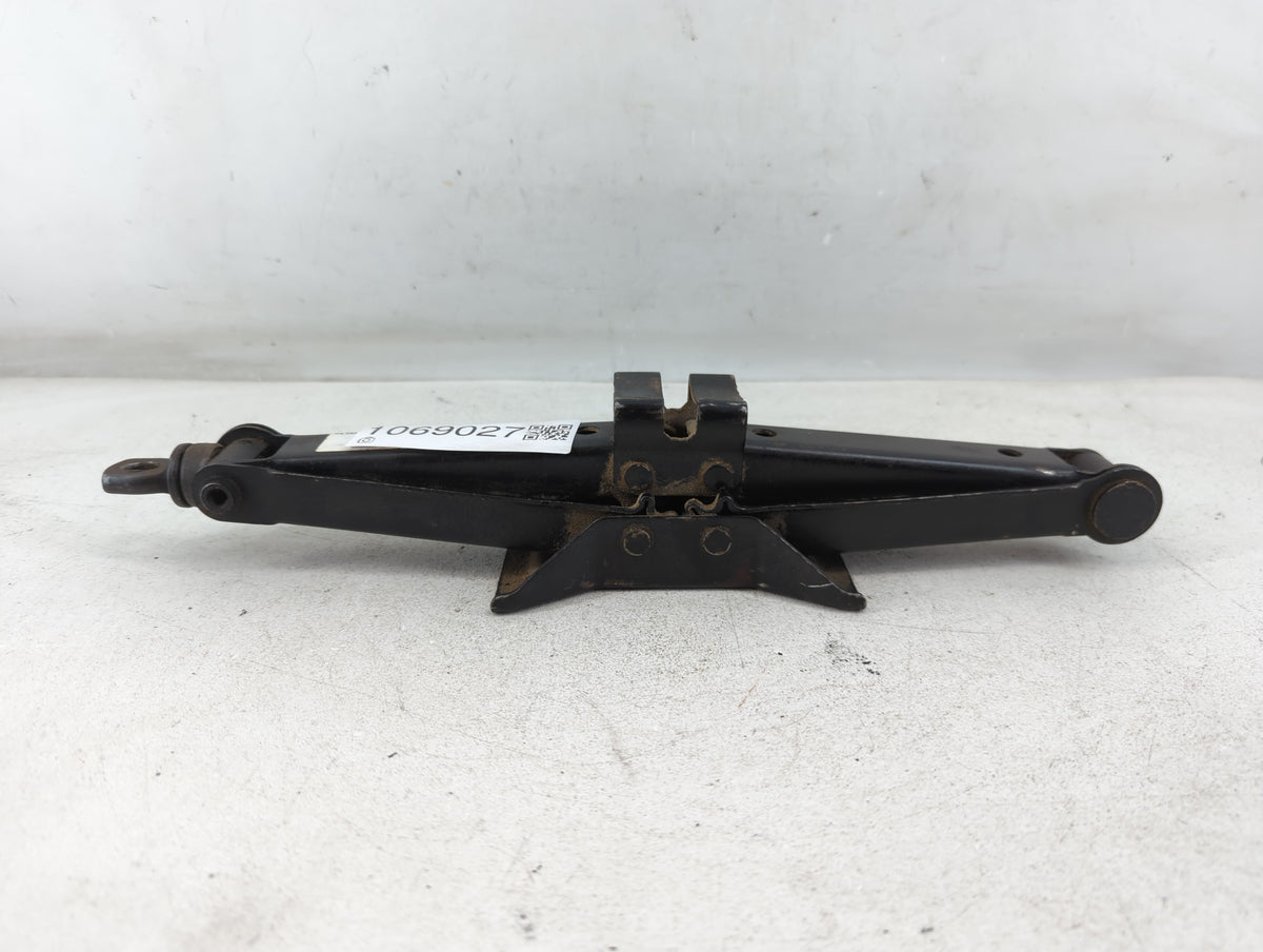 2007 Toyota Camry Spare Scissor Car Jack 1069027 - Oemusedautoparts1.com