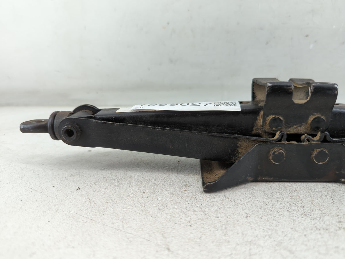 2007 Toyota Camry Spare Scissor Car Jack 1069027 - Oemusedautoparts1.com