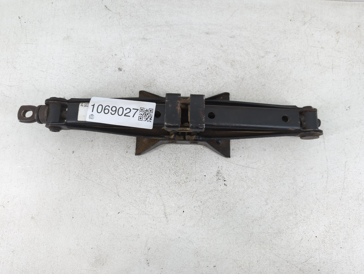 2007 Toyota Camry Spare Scissor Car Jack 1069027 - Oemusedautoparts1.com