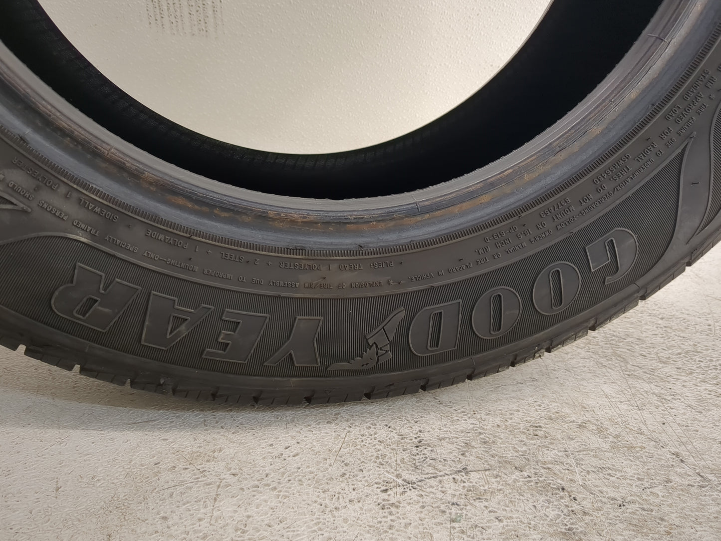 Used Tire 215/60R16 GOODYEAR ASSURANCE OUTLAST 95V - Tread Depth 8/32 - Oemusedautoparts1.com