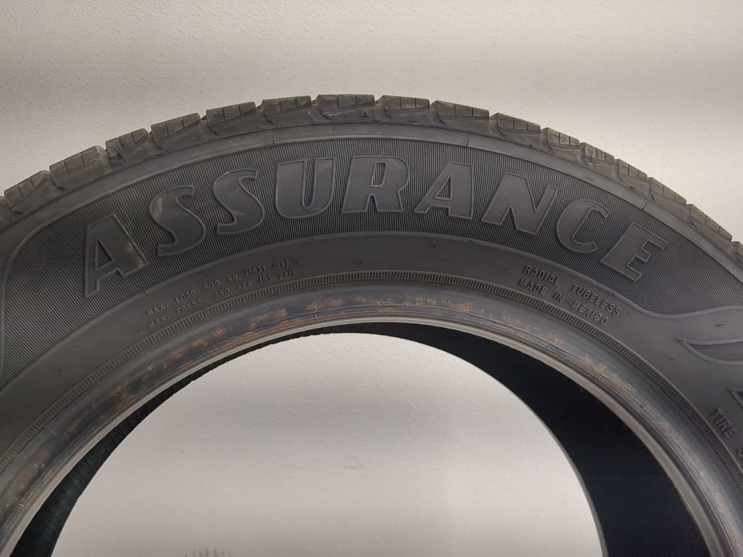 Used Tire 215/60R16 GOODYEAR ASSURANCE OUTLAST 95V - Tread Depth 8/32 - Oemusedautoparts1.com