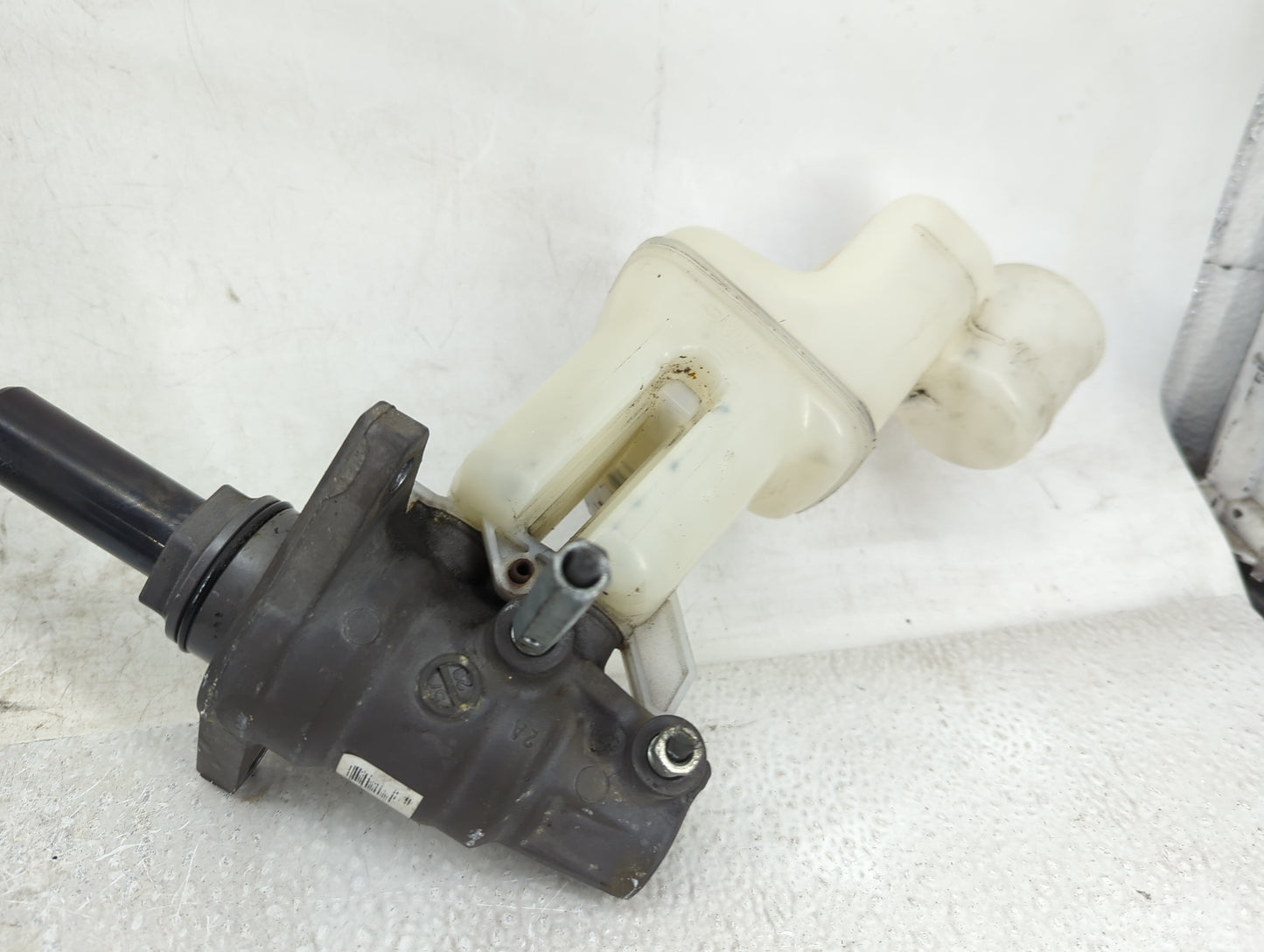 2004-2007 Toyota Highlander Brake Master Cylinder - Oemusedautoparts1.com